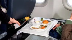 Welke drank kun je tijdens een vlucht beter niet bestellen? Een stewardess waarschuwt toeristen
