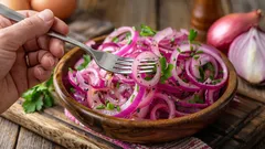 Zo maak je knapperige ingelegde uien zoals in een restaurant – een chef onthult zijn trucs